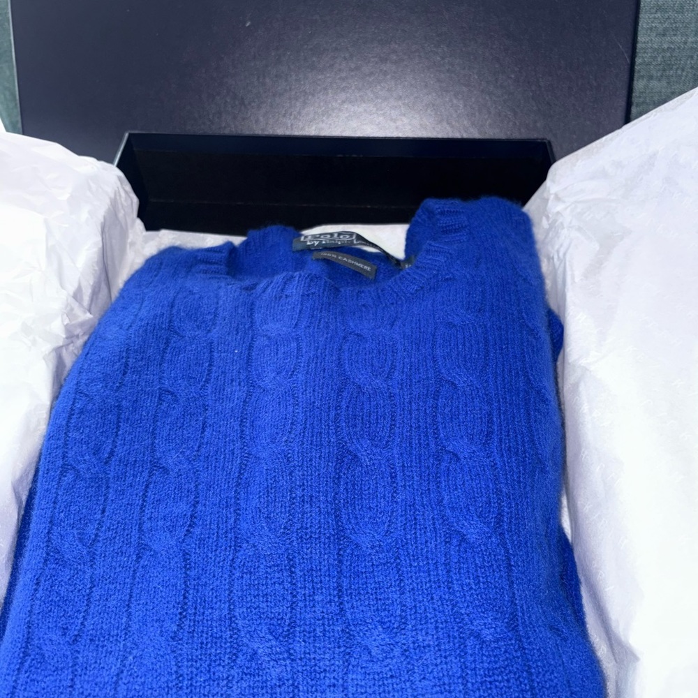The Iconic Cable-Knit Cashmere Sweater - Picture 4 of 7